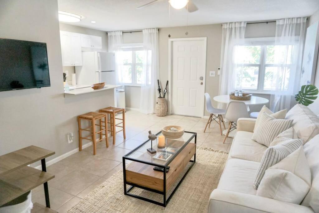 Serenity At Seascape: Steps To The Beach & Shops Palm Beach Shores Exterior foto
