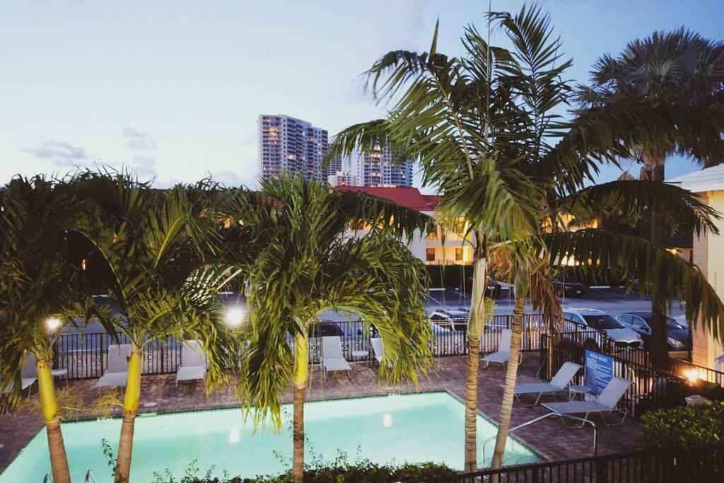 Serenity At Seascape: Steps To The Beach & Shops Palm Beach Shores Exterior foto