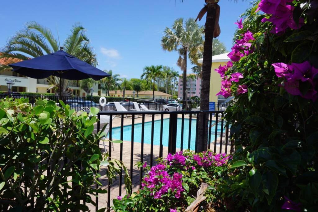 Serenity At Seascape: Steps To The Beach & Shops Palm Beach Shores Exterior foto